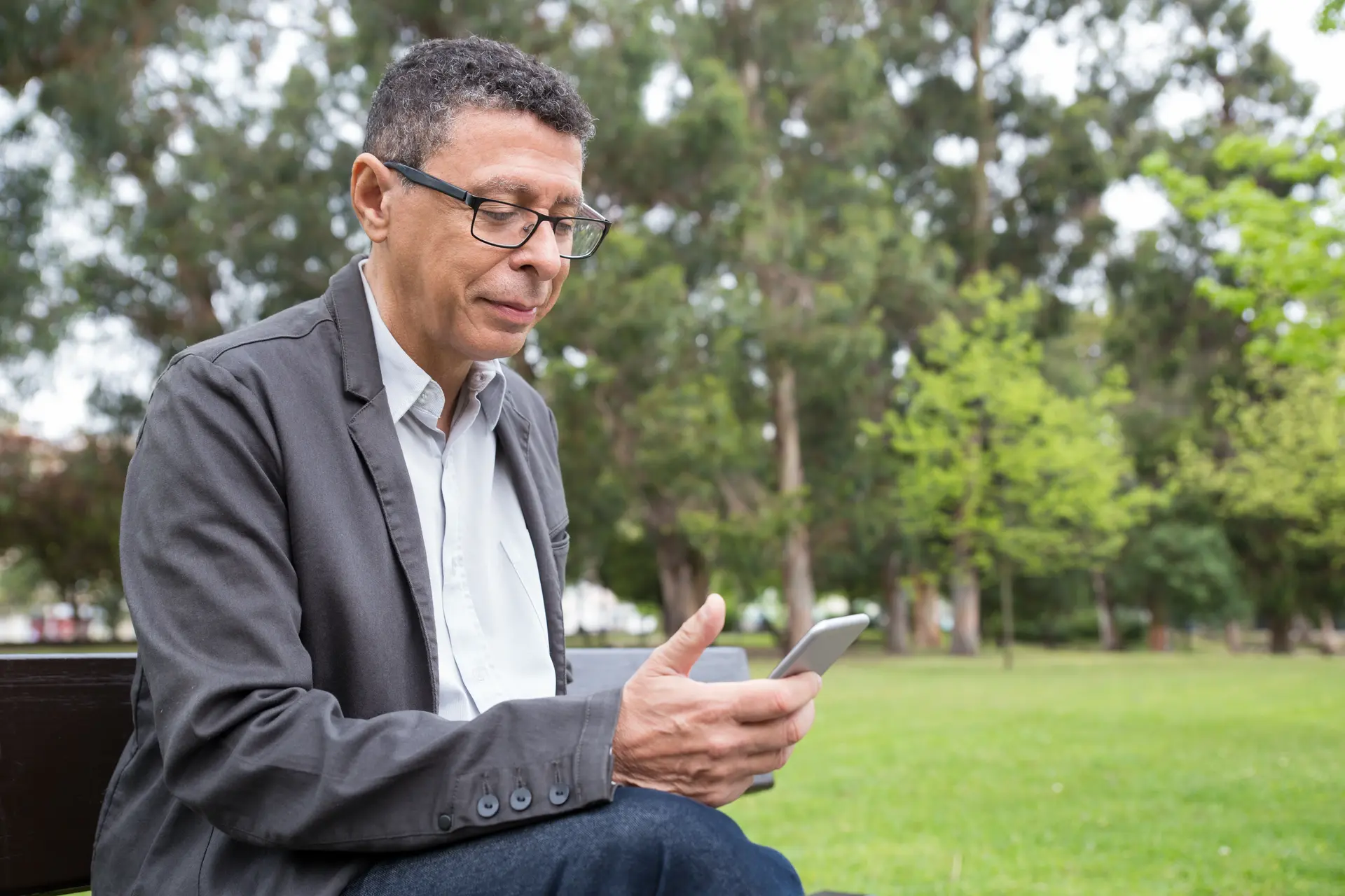 Pareja mayor revisando información de pensión en su teléfono